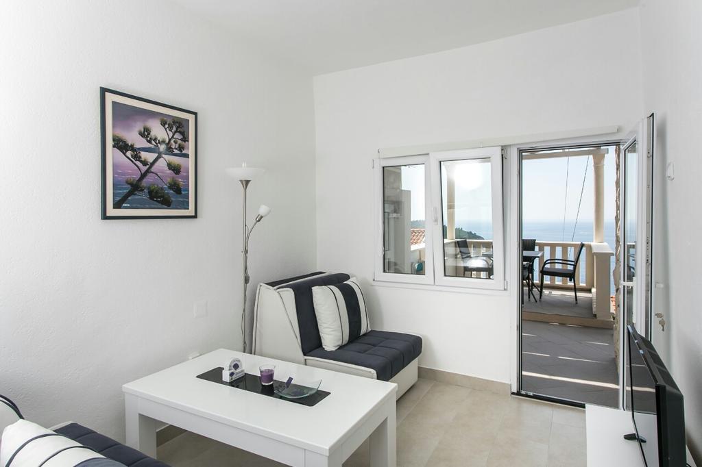 Ivy Apartment *